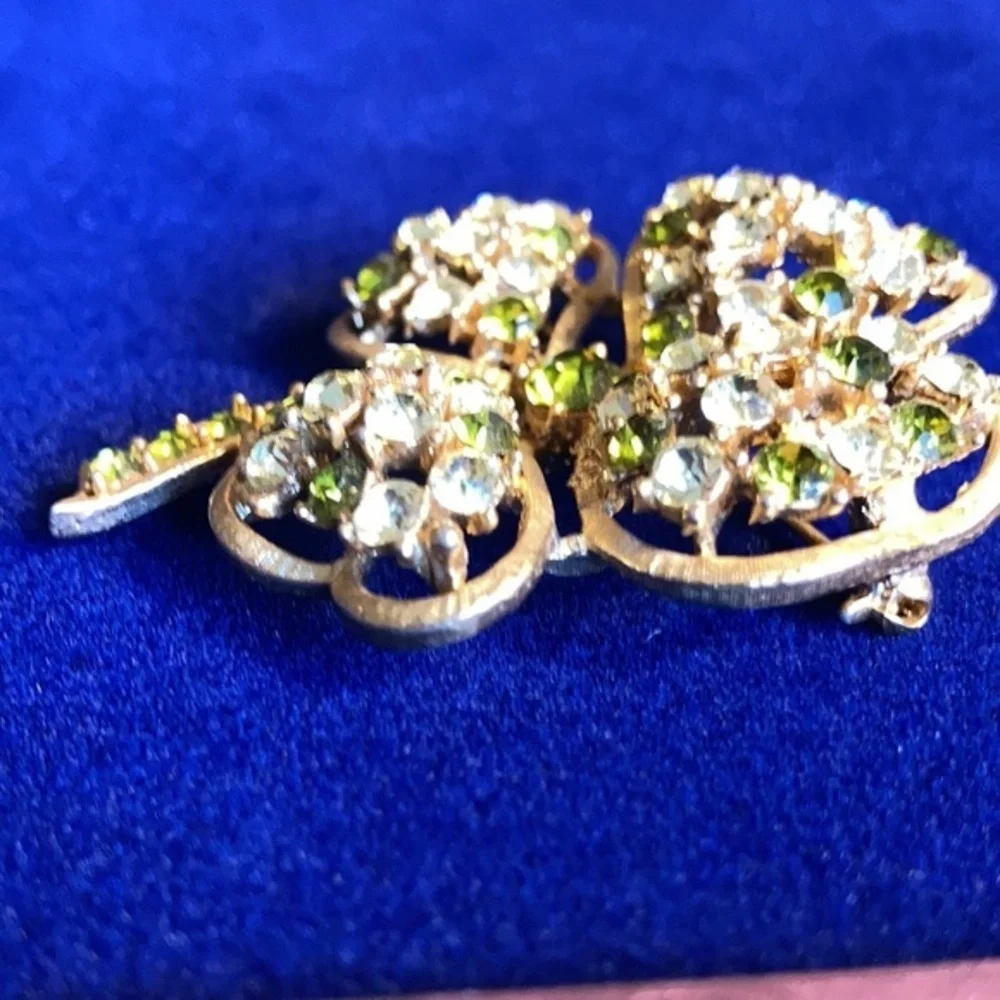 Vintage signed Lisper gold tone w/green & clear rhinestone 4 leaf clover brooch